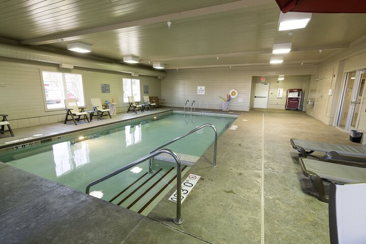 Holiday Inn Express Hotel & Suites Iron Mountain Pool