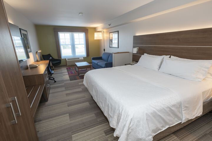Holiday Inn Express Hotel & Suites Iron Mountain Hotel Room