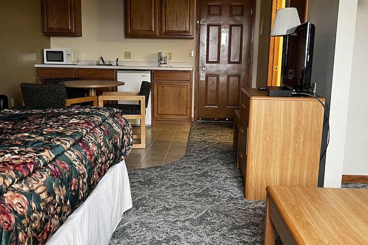 Lincoln Host Motor Inn Escanaba Suite