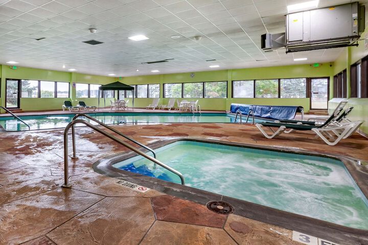 Quality Inn Suites Escanaba Hotel Pool